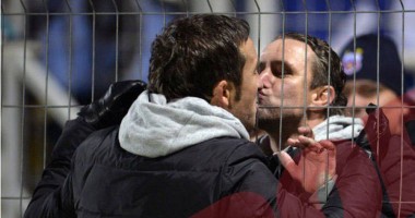 Stire din Sport : Laurențiu Reghecampf și Mihai Stoica, sărut pe gură în văzul tuturor