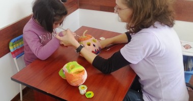 Stire din Sănătate : Proiect de art-terapie pentru copiii autiști din Constanța