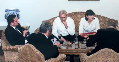 Stire din Politică-Administrație : Victor Ponta mai publică o fotografie cu Liviu Dragnea, Kovesi și Maior: "Pentru membrii CEx"