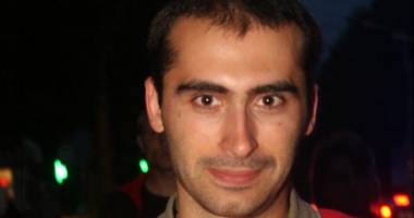 Stire din Politică-Administrație : EDITORIAL / Vrei să te simți român? Ascultă-l pe Viorel