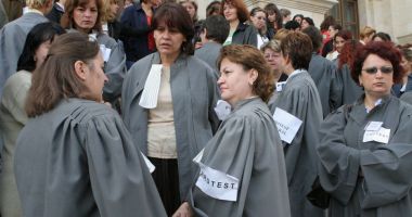 Sindicate: De luni, grefierii din instanțe nu mai fac ore suplimentare