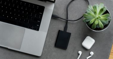 Stire din Social : Cum să alegi încărcătorul potrivit pentru laptopul tău
