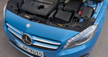 Stire din Diverse : Mercedes lansează primele mașini cu motor... Dacia