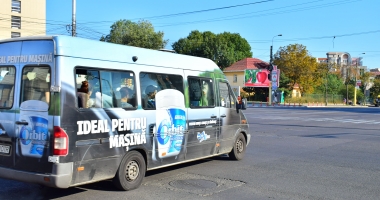 DE CE POLIȚIA NU VEDE MICROBUZELE MAXI-TAXI? Călători în picioare, șoferi numărând bani... - 2