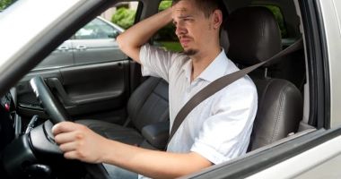 Stire din Sănătate : Te doare spatele când ești la volan? Specialiștii ne indică poziția corectă