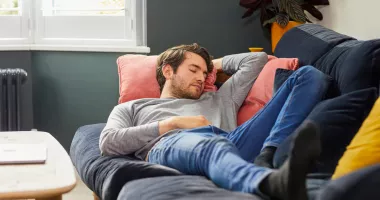 Stire din Sănătate : Dormiți inteligent, alegându-vă poziția care vă protejează corpul!