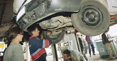 Practică pentru liceeni în service-uri auto din Spania și Cipru