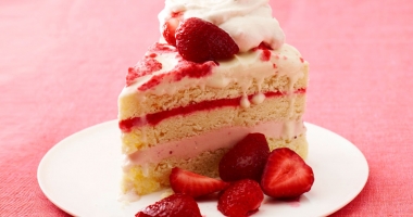 Stire din Diverse : Desert de week-end. Prăjitură cu cremă de căpșune, fără zahăr
