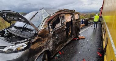 Stire din Eveniment : Grav accident rutier! Copil de 13 ani, în stare gravă, după ce un autocamion a pătruns pe contrasens