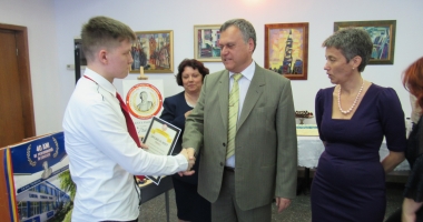 Stire din Politică-Administrație : Galerie foto. Prefectul Adrian Nicolaescu, prezent la Liceul "Traian". Care este motivul