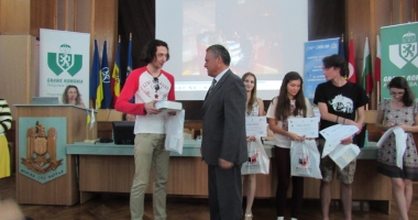 Stire din Politică-Administrație : Elev din Republica Moldova,  premiat  de prefectul Nicolaescu