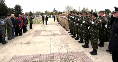 Stire din Politică-Administrație : Veteranii de război, omagiați  la monumentul eroilor