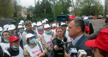 Prefectul Adrian Nicolaescu, la discuții cu protestatarii de la "Sanitas" - 2