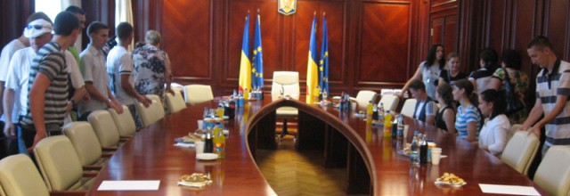 Stire din Politică-Administrație : Prefectul Palaz va duce copiii din Moldova la mănăstire și la club