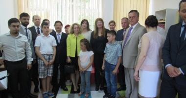 Stire din Politică-Administrație : Banii strânși la târgul  de binefacere organizat  de Prefectură au ajuns  la centrul "Delfinul"