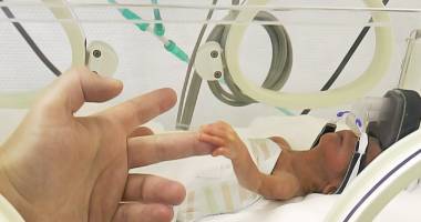 Stire din Sănătate : Prematuritatea extremă, o provocare ce înregistrează tot mai multe reușite