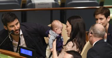 Stire din Actualitate : Premieră la ONU.  Un oficial i-a schimbat scutecele bebelușului în sala de ședințe