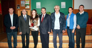 Stire din Sport : Eveniment de excepție la Colegiul Național "Mircea cel Bătrân" / Medalia de recunoștință pentru Andreea Scînteie