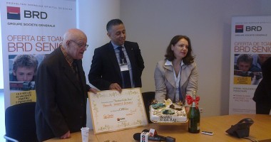 Stire din Economie : BRD și-a premiat cel mai vârstnic client din Constanța. Are 92 de ani