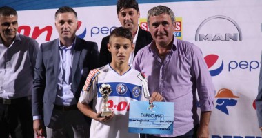 Stire din Sport : Cine a primit cupele speciale ale turneului "Cupa Stelelor Estului 2014"