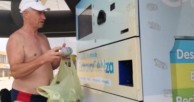 Premii pentru turiștii care reciclează dozele de aluminiu, pe plajă - 2