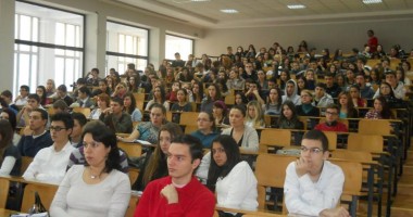 Stire din Cultură-Educație : Universitatea "Andrei Șaguna" îi răsplătește pe cei mai buni elevi