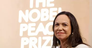 Stire din Actualitate : Donald Trump "ar fi onorat " să primească Premiul Nobel pentru Pace de la Maria Corina Machado