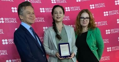 Stire din Cultură-Educație : Liceul Teoretic „George Călinescu” a primit al cincilea trofeu din partea British Council România