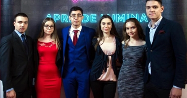 Stire din Cultură-Educație : Premiul "Revoluție de manual", acordat Asociației Elevilor