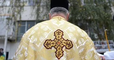 Stire din Eveniment : Preot obligat de instanță să poarte brățară de monitorizare după ce și-a terorizat fosta amantă