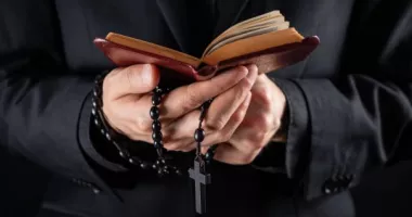 „Lider spiritual” reținut după acuzații grave: ar fi abuzat mai multe adolescente în timpul adunărilor religioase