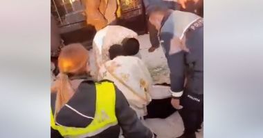 Stire din Eveniment : Imagini halucinante cu un preot întins pe jos, în fața porții unui cimitir, pentru a împiedica o ceremonie de înhumare
