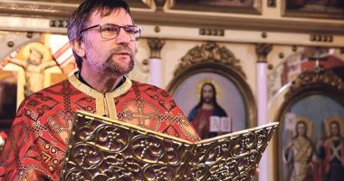 Stire din Actualitate : Preot, despre vaccin: „O să fac și boosterul. Pentru că primul om care m-a luat în brațe, chiar înaintea mamei, a fost un medic"