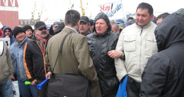 Portul Constanța fierbe! Directorul Andrei Popa, salvat de Poliție din mâna protestatarilor - 3