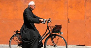 Preotul și bicicleta
