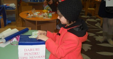 Stire din Cultură-Educație : Preșcolarii de la "Perluțele Mării" dăruiesc celor săraci