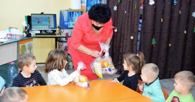Stire din Politică-Administrație : Preşcolarii şi şcolarii din Cumpăna au primit daruri de "Moş Nicolae"