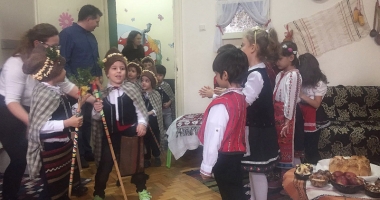 Stire din Cultură-Educație : Preșcolarii  s-au întrecut în colinde și tradiții românești