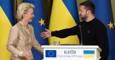 Stire din Actualitate : Președinta Comisiei Europene se va deplasa în Ucraina, la patru ani de la începerea invaziei
