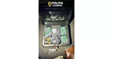 Stire din Eveniment : Percheziții în 22 de județe într-un dosar privind arme cumpărate ilegal. Peste 50 de arme, confiscate de polițiști