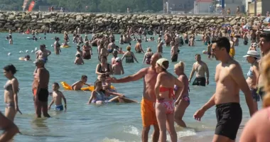 Litoralul, sub cupola caniculei. Plaje arhipline, riscuri pe măsură