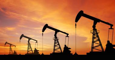 Stire din Economie : Prețul petrolului, așteptat  să scadă și mai mult în 2016