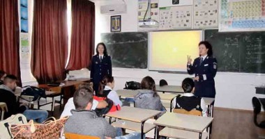 Stire din Eveniment : Întâlnire între polițiști și elevii de la Liceul "Carmen Silva" Eforie