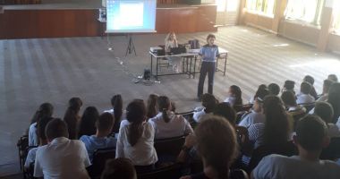 Stire din Eveniment : Polițiștii le-au vorbit elevilor despre pericolele internetului