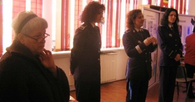 Stire din Eveniment : Polițiștii constănțeni merg în licee pentru a desfășura activități cu elevii