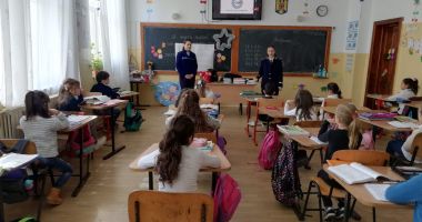 Stire din Eveniment : Sfaturi de la polițiști pentru elevii din Cumpăna