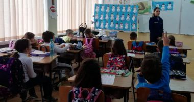 Stire din Eveniment : Sfaturi de la polițiști, pentru elevii din Medgidia