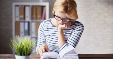 Stire din Sănătate : Dificultate la citit și ochi obosiți? S-ar putea să aveți nevoie de ochelari