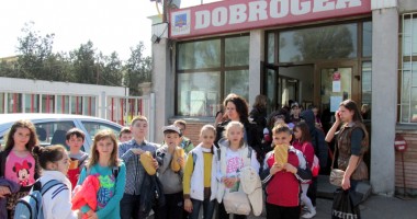 Stire din Economie : Galerie Foto - Prichindeii din Constanța și Tulcea, încântați de pâinea de la Dobrogea