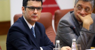 Stire din Cultură-Educație : Elevii din clasele I și a II-a vor avea manuale digitale pe bănci